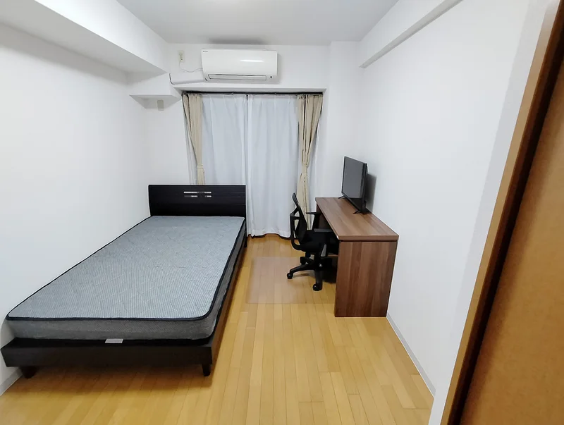 写真はお部屋のイメージです。ラグなどの室内装飾はございません。