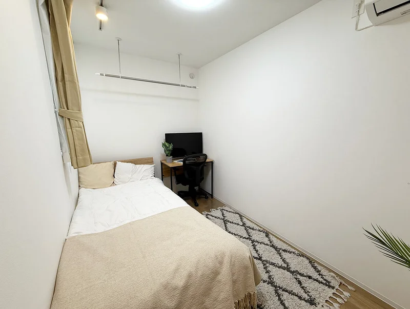 写真はお部屋のイメージです。ラグなどの室内装飾はございません。