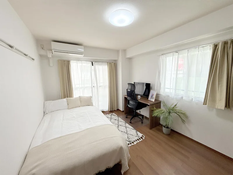 写真はお部屋のイメージです。ラグなどの室内装飾はございません。