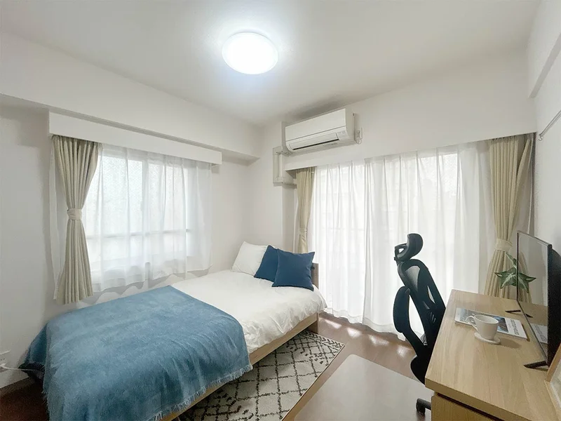 写真はお部屋のイメージです。ラグなどの室内装飾はございません。