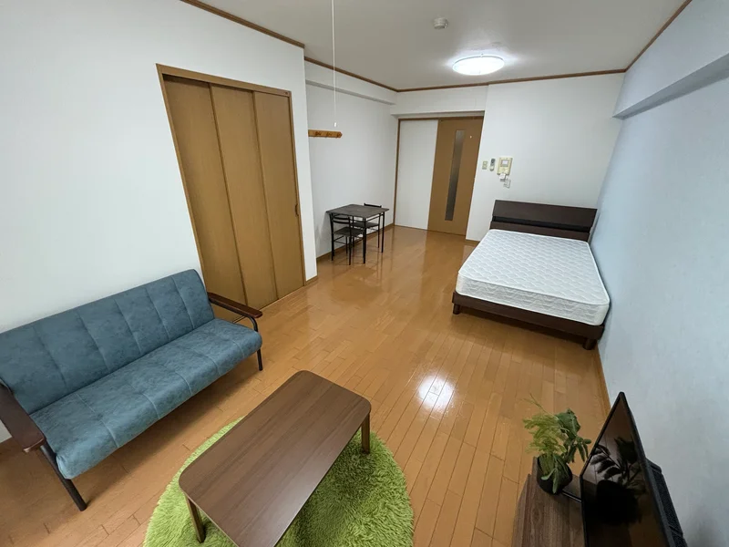 温かい雰囲気のお部屋！ソファー付です☆自宅で暮らすような空間が魅力的♪出張の方はもちろん、学生さんや観光でいらっしゃる方にもSマンスリーのお部屋は家具・家電・備品の充実度が高いため大変ご好評いただいております。
