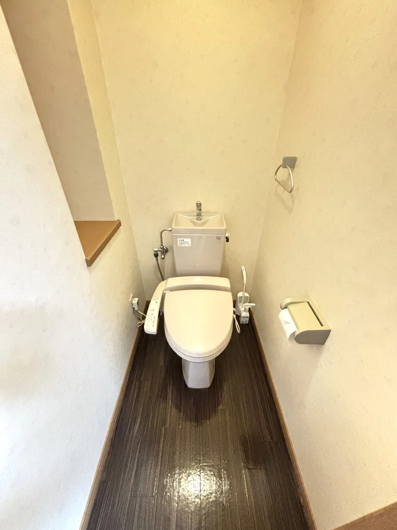 ウォシュレットつきのトイレです。老若男女皆様に安心してご利用いただけますね☆トイレにもトイレ用洗剤とトイレ用ブラシをご用意しておりますので長期ご利用の場合の気になる汚れなどもお掃除して頂けます＾＾