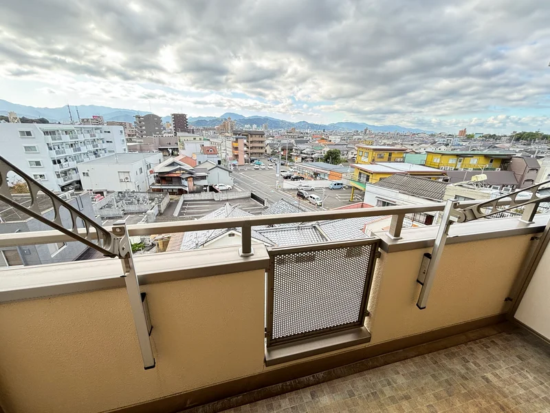 洗濯竿・スリッパ備え付☆入居中洗濯もできるので、コインランドリーに行かなくても大丈夫☆☆