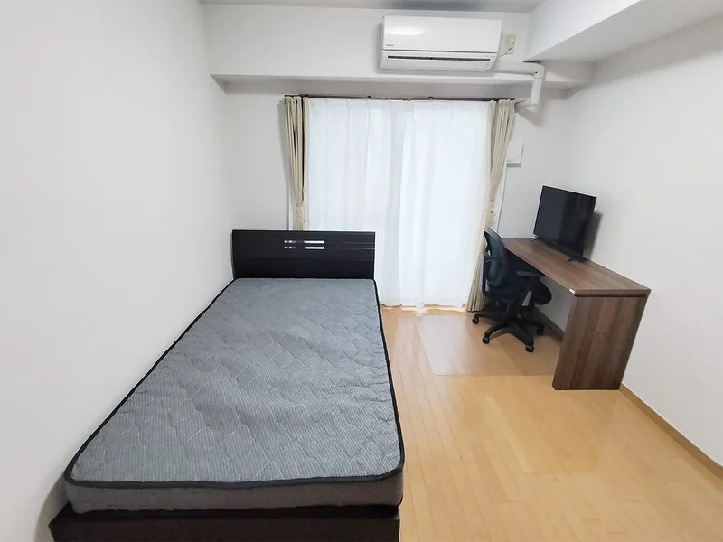 写真はお部屋のイメージです。ラグなどの室内装飾はございません。