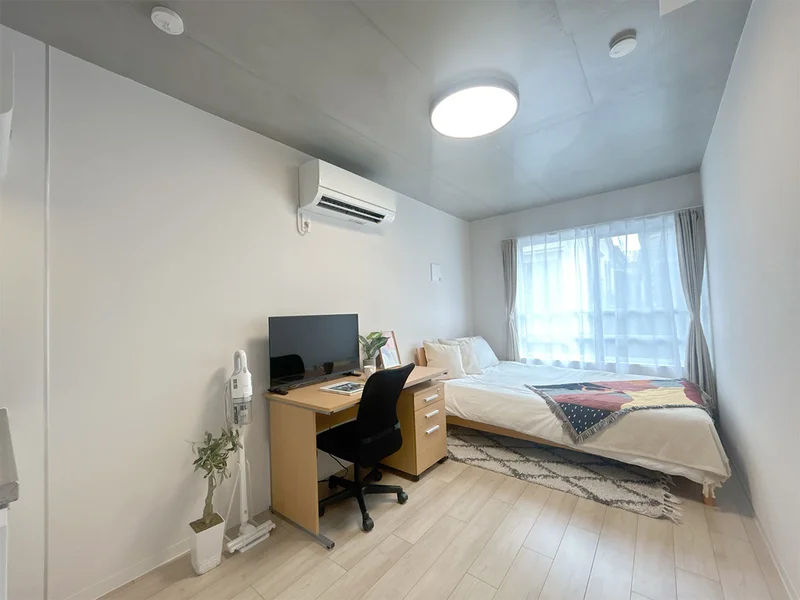 写真はお部屋のイメージです。ラグなどの室内装飾はございません。