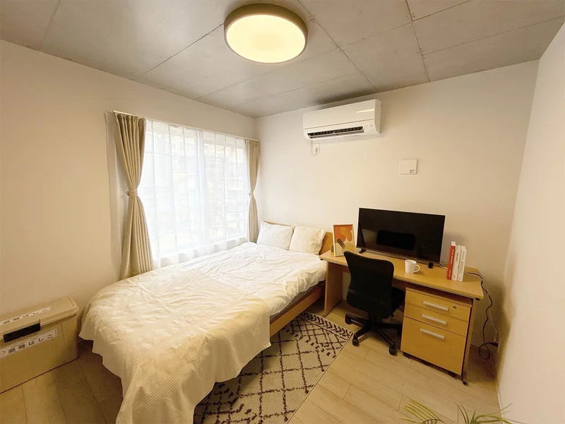 写真はお部屋のイメージです。ラグなどの室内装飾はございません。