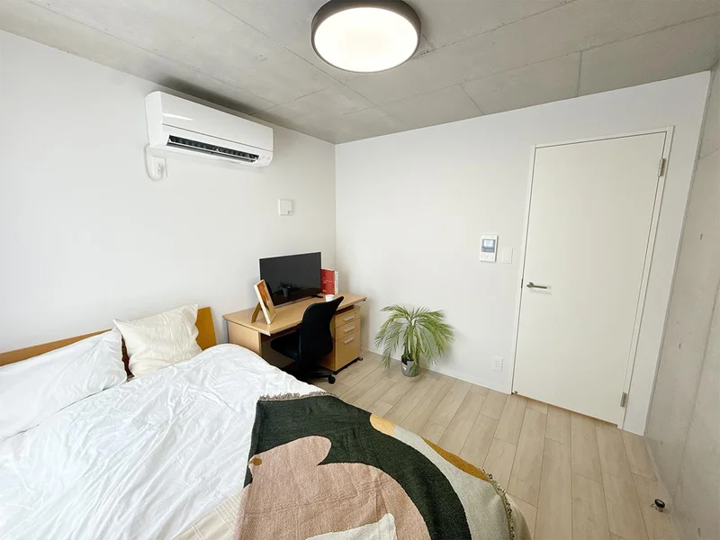 写真はお部屋のイメージです。ラグなどの室内装飾はございません。