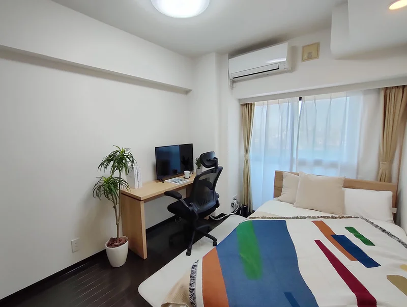 写真はお部屋のイメージです。ラグなどの室内装飾はございません。