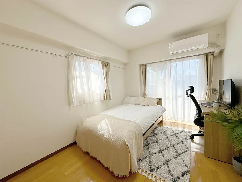 写真はお部屋のイメージです。ラグなどの室内装飾はございません。