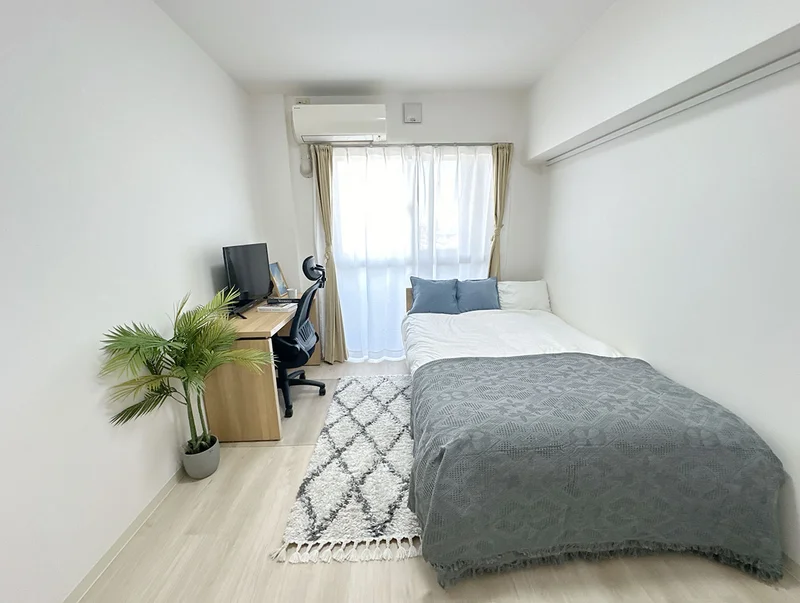 写真はお部屋のイメージです。ラグなどの室内装飾はございません。