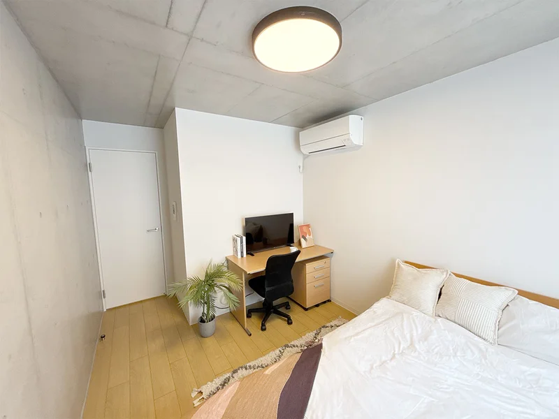 写真はお部屋のイメージです。ラグなどの室内装飾はございません。