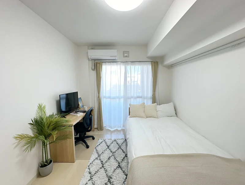 写真はお部屋のイメージです。ラグなどの室内装飾はございません。