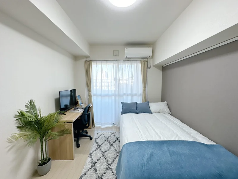 写真はお部屋のイメージです。ラグなどの室内装飾はございません。