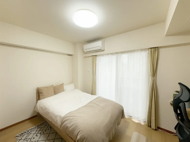 写真はお部屋のイメージです。ラグなどの室内装飾はございません。